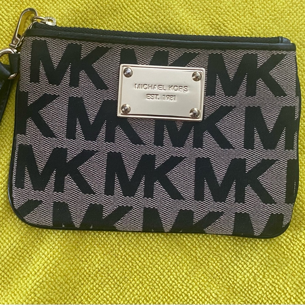 BNWOT Michael Kors Wallet-Wristlet